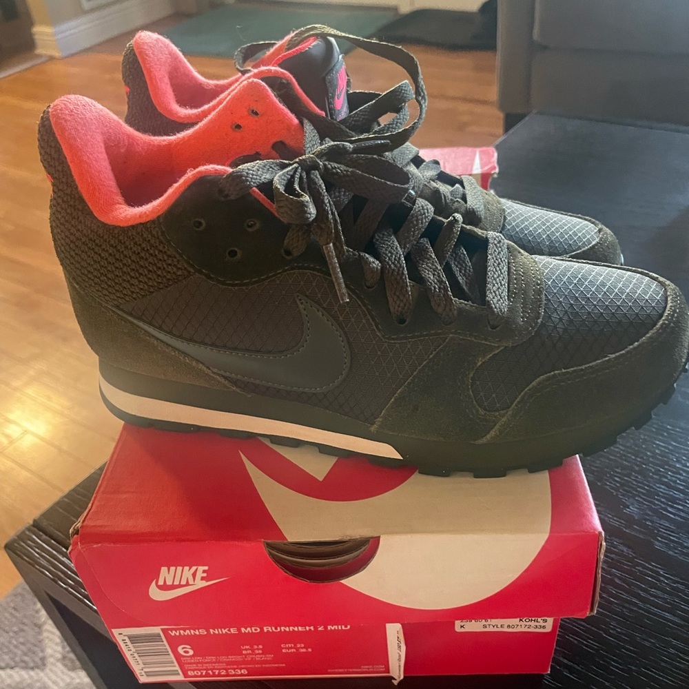 Women’s Nike MD runner MID